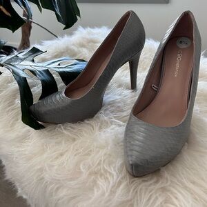 Women’s Pumps size 9/9.5 textured gray in color